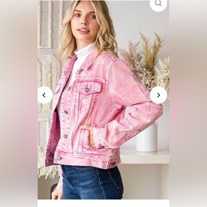 Veveret Daisy Print Button Up Denim Jacket
Size large .